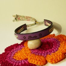 Armband Florâme graviert "Brille" mit pastellfarbenem Liberty-Band auf violettem Leder