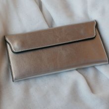 Geldbörse aus silbergrauem Leder im Stil einer Clutch zum Selbstgestalten