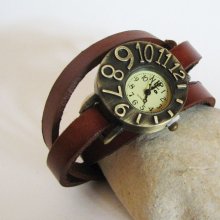 Uhr mit Lederarmband und asymmetrischem Zifferblatt