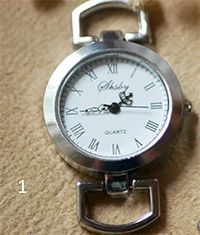 Versilbertes Zifferblatt mit römischen Ziffern (weißer Hintergrund)